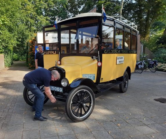 OVH19 Wim slingert T-Ford aan voor rondrit